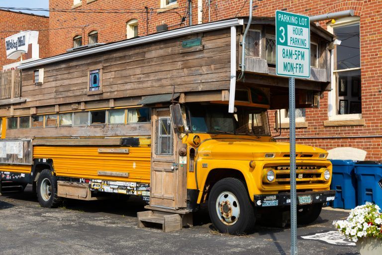 Pontiac bus scolaire devant museum Route 66