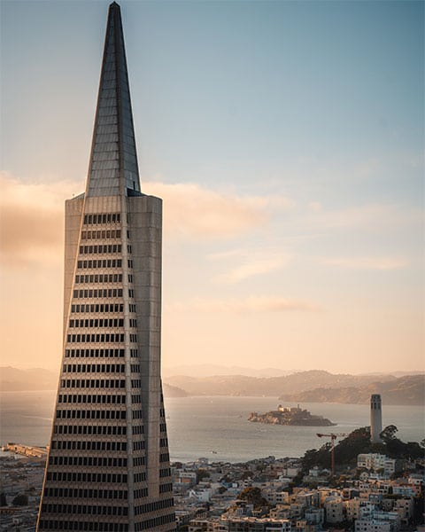 Transamerica Pyramid avec Coit Tower au second plan et Alcatraz