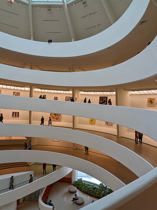 Musée Guggenheim photo prise depuis l'intérieur du musée.