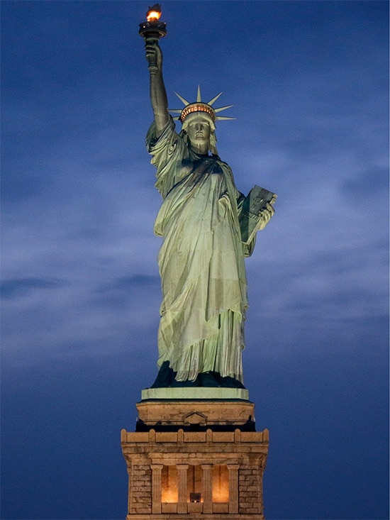 Vue de la Statue de la Liberté de nuit