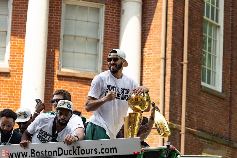 Célébration du titre de champion en 2024 avec Jayson Tatum